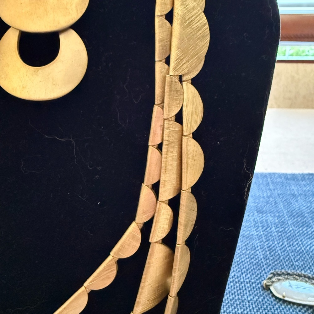 Elegant Gold Necklace and Earring Set - Picture 3 of 4